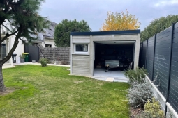 Garage en béton aspect bois